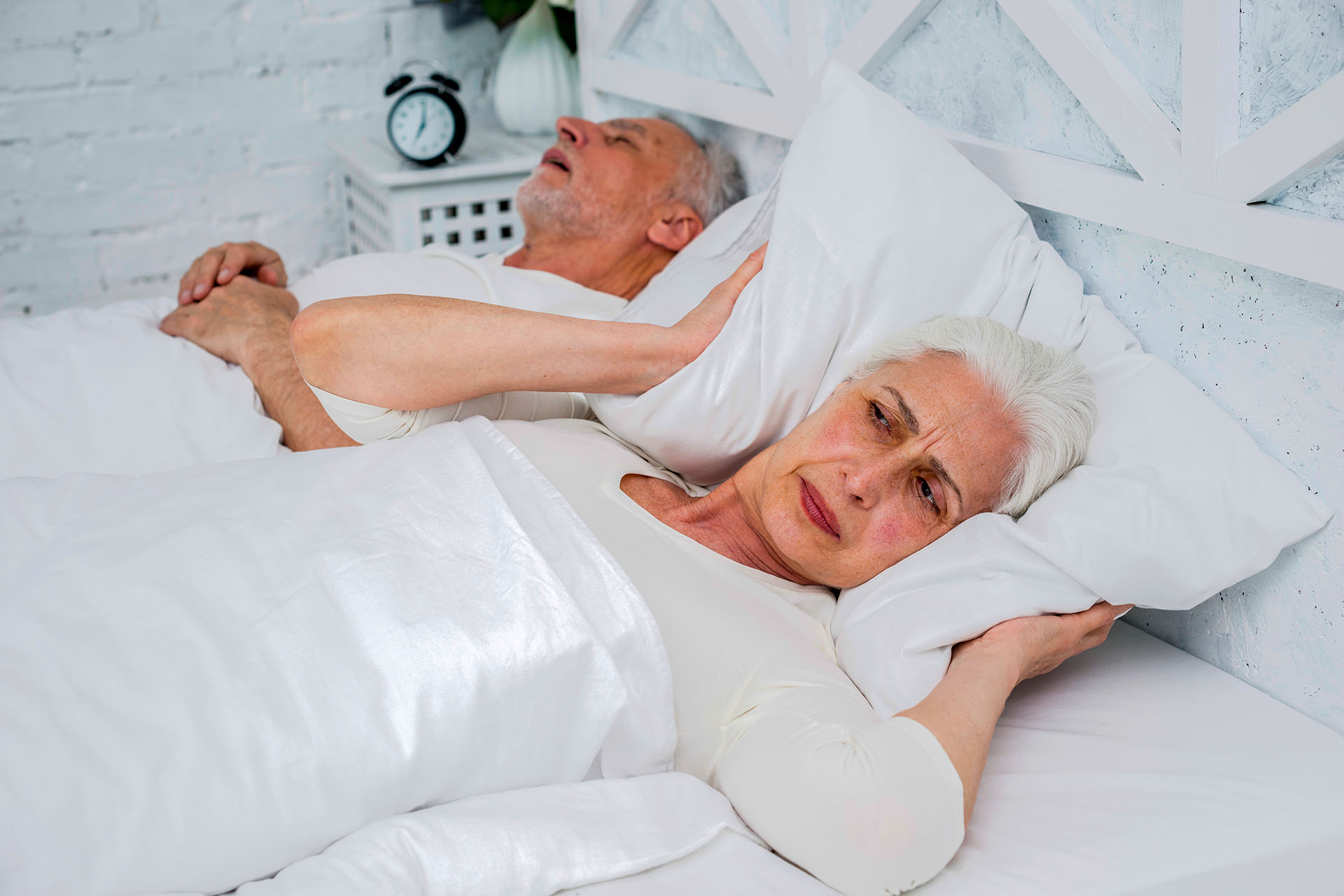 Mann schnarcht - Frau wach