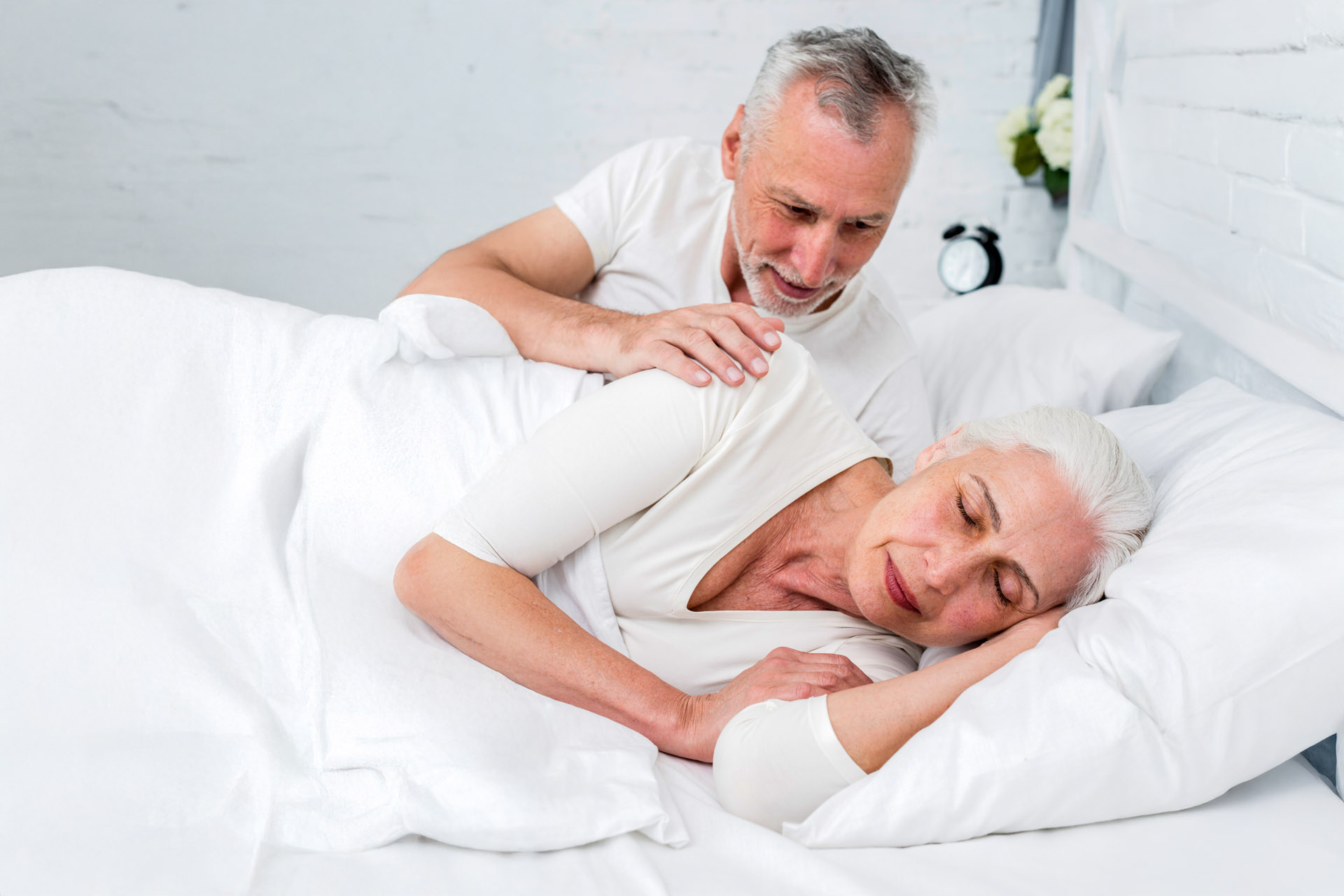 Mann wach - Frau schläft